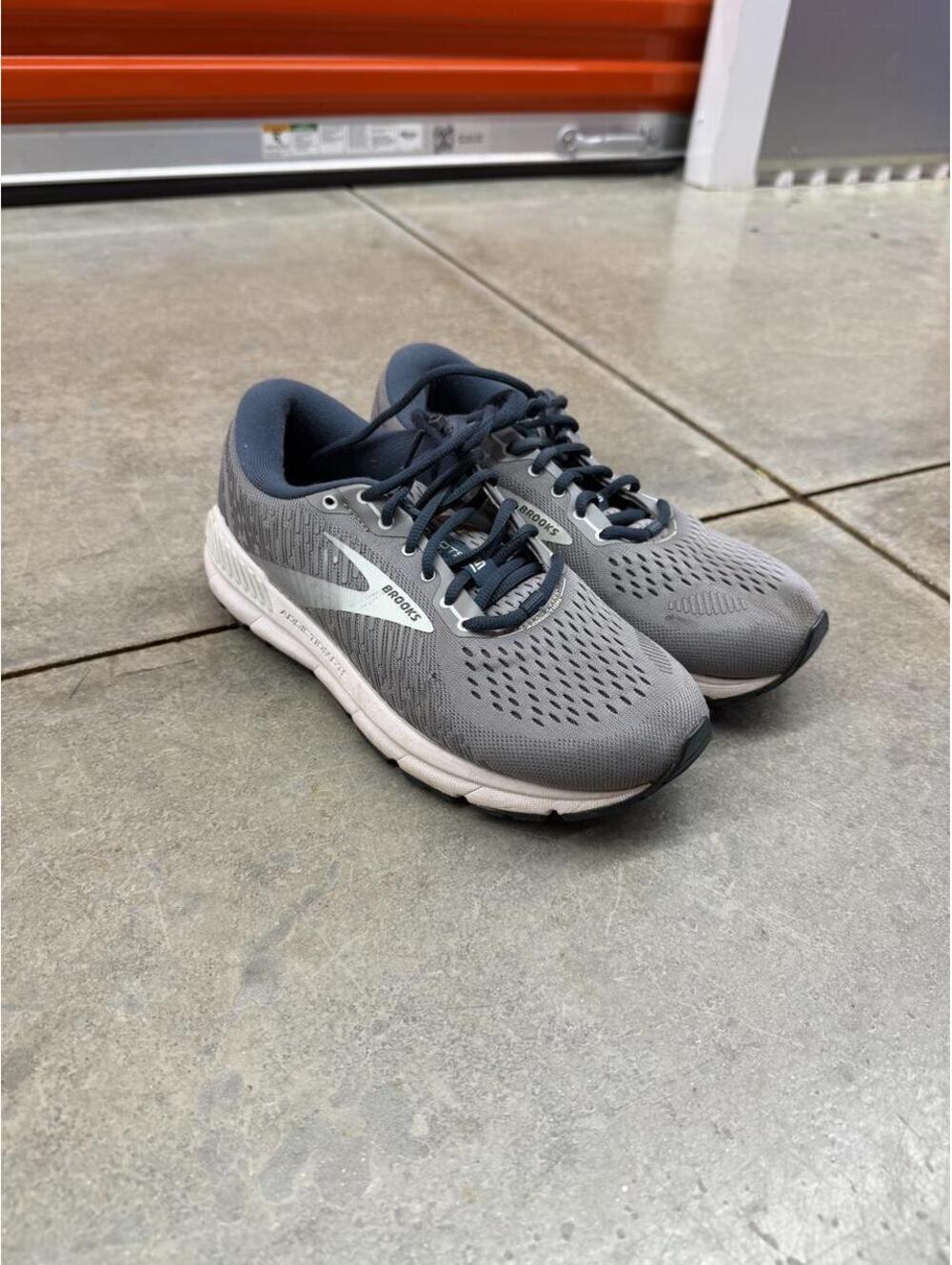 brooks addiction gts 15 grey and navy running shoes size 8.5 MENS